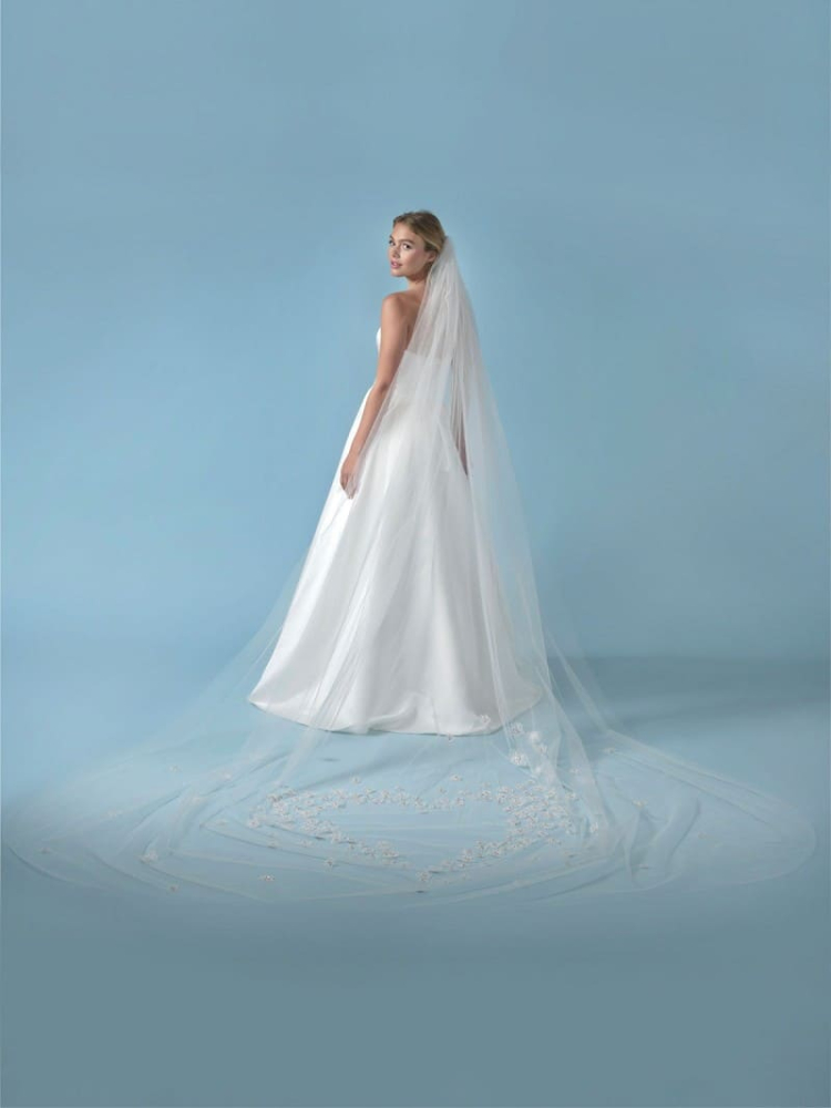 Poirier S433-350-MED Veil Heart 3D Flowers & Rhinestones - 350 cm main product photo